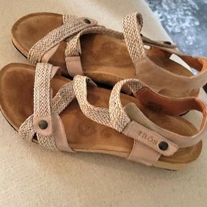Taos Trulie Sandles